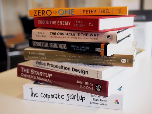 Një grumbull librash joartistikë të lexuar mirë